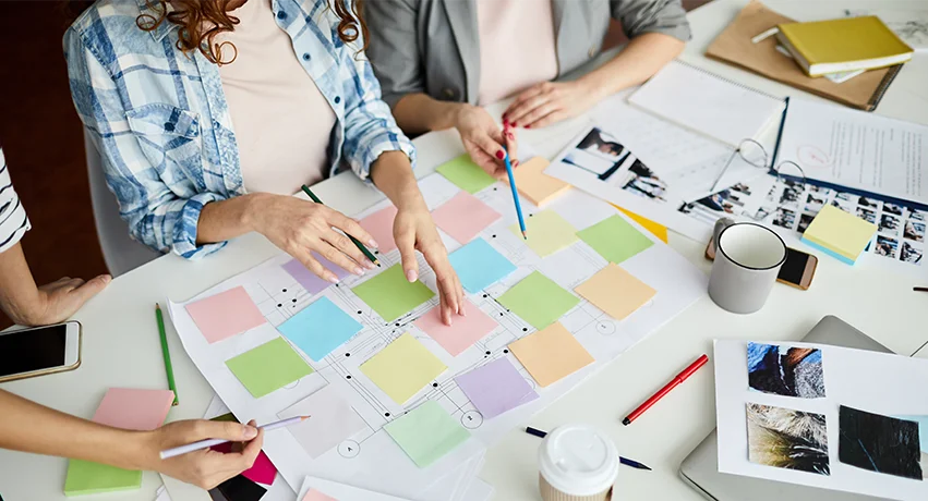 Étudiant préparant son départ à l'étranger